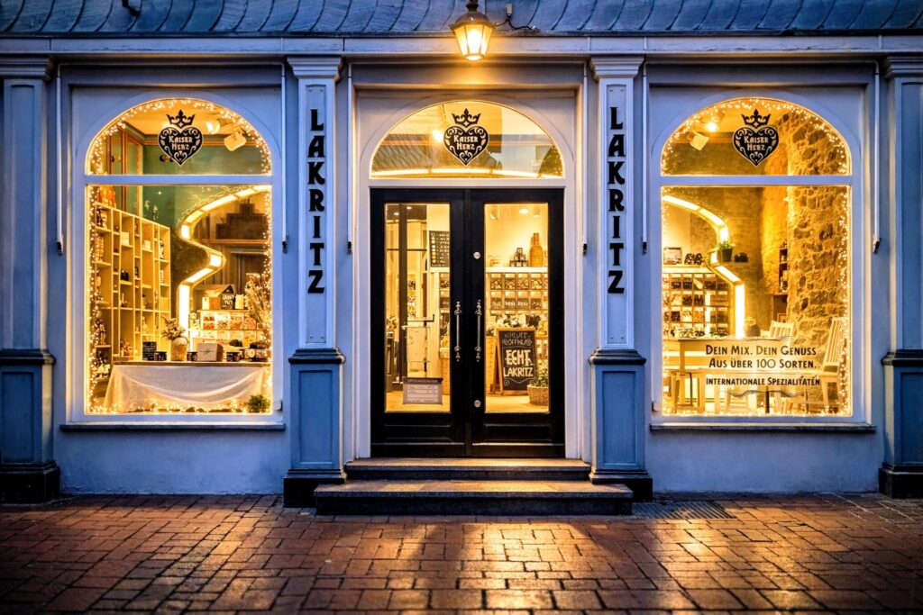 Lakritzladen Kaiser-Herz-Lakritz in Goslar bei Nacht beleuchtet